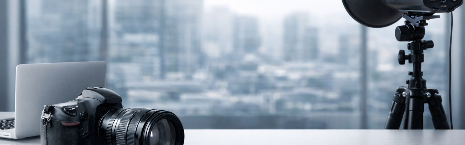Espacio de trabajo porfesional con cámara réflex y equipo de iluminación para curso de fotografía online.