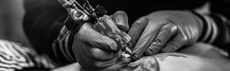 Descubre todo sobre el kit de tatuaje: qué incluye, kits para principiantes y cómo armar tu propio set para empezar a tatuar con seguridad.